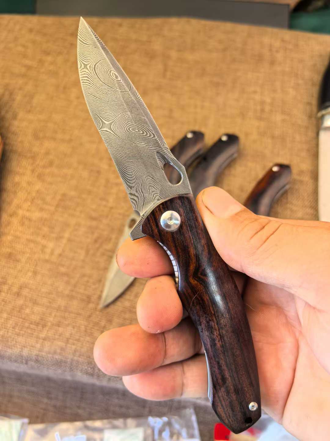 Forged Thousand-Layer Steel Foldable Knife: Swedish Steel Titanium Backbone with Carved Floral Design Fine-Polished Handle Combination of Desert Ironwood Hand-Stitched Leather Sheath