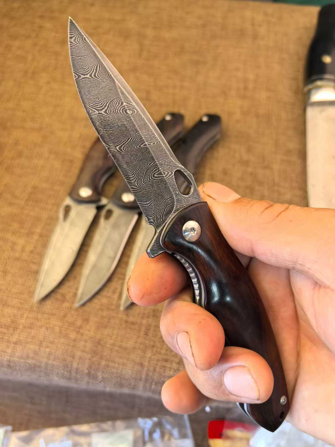Forged Thousand-Layer Steel Foldable Knife: Swedish Steel Titanium Backbone with Carved Floral Design Fine-Polished Handle Combination of Desert Ironwood Hand-Stitched Leather Sheath